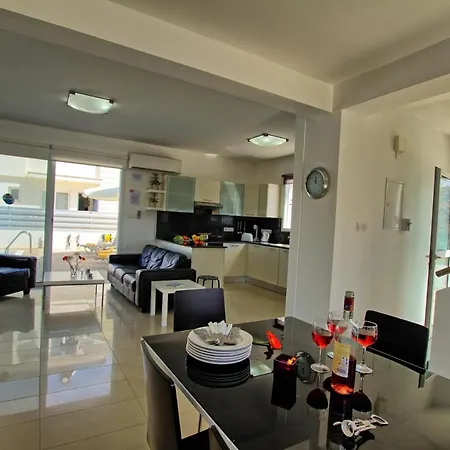 Apartmanhotel Flouressia Gardens Protarász
