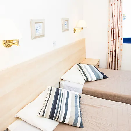 アパートホテル Flouressia Gardens