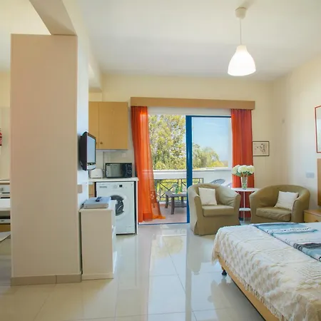 מלון דירות Flouressia Gardens 4*