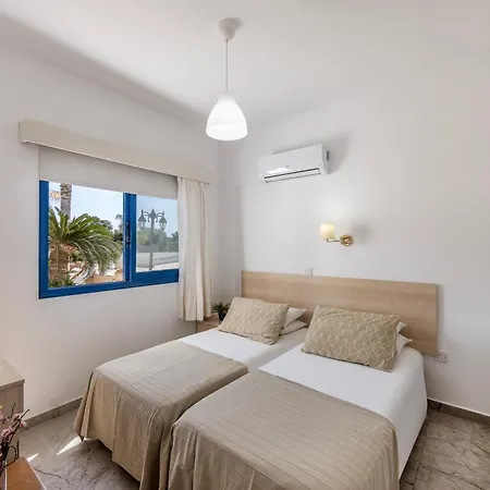 Flouressia Gardens Aparthotel 3*