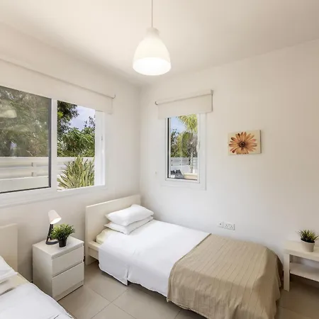 Flouressia Gardens Aparthotel 3*