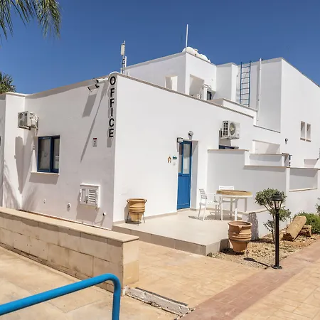 Flouressia Gardens Aparthotel 4*
