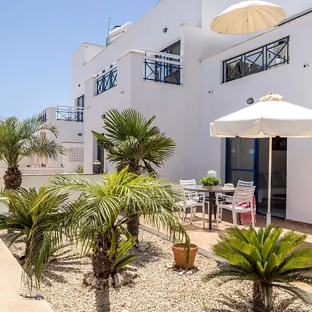 Ξενοδοχείο με διαμερίσματα Flouressia Gardens 3*