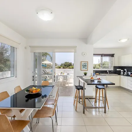 Ξενοδοχείο με διαμερίσματα Flouressia Gardens 3*