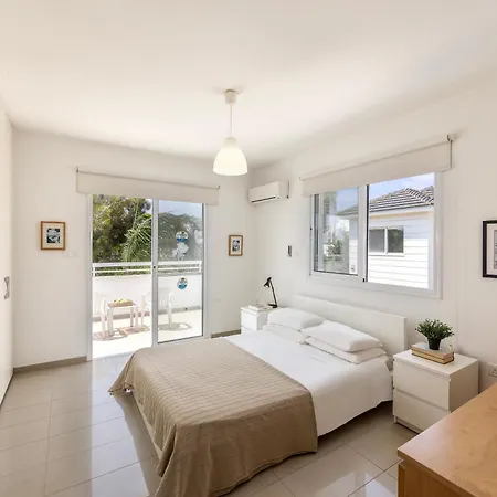 Ξενοδοχείο με διαμερίσματα Flouressia Gardens 3*