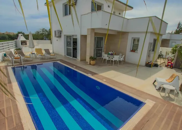 شقة فندقية Flouressia Gardens