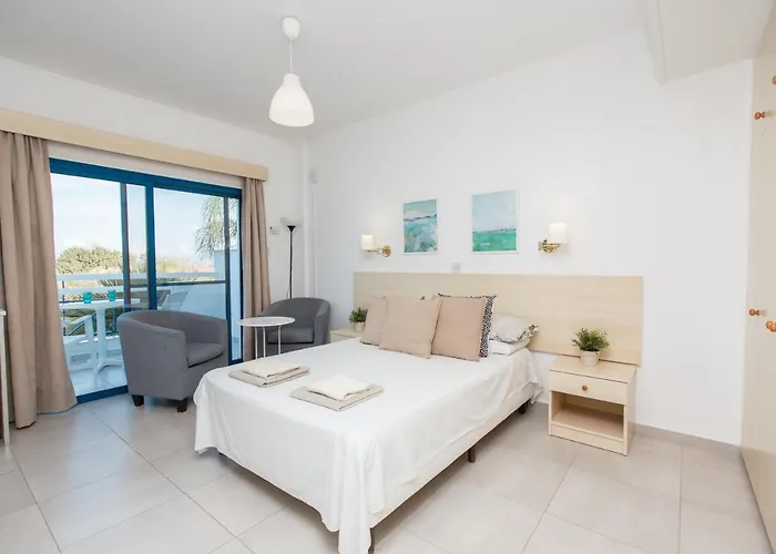 شقة فندقية Flouressia Gardens