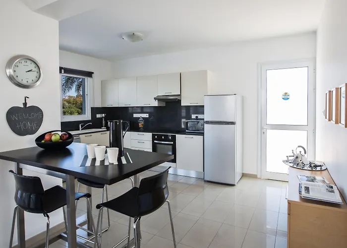 Flouressia Gardens شقة فندقية 4*