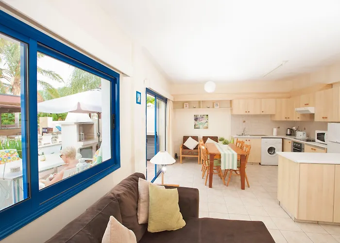 شقة فندقية Flouressia Gardens 4*