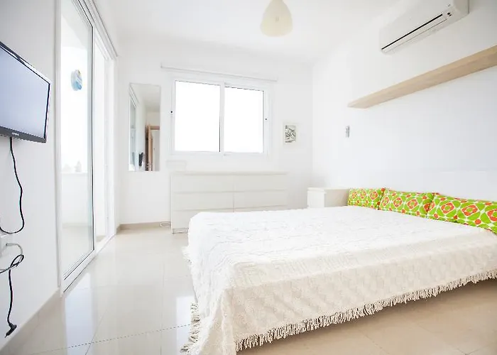 Flouressia Gardens شقة فندقية